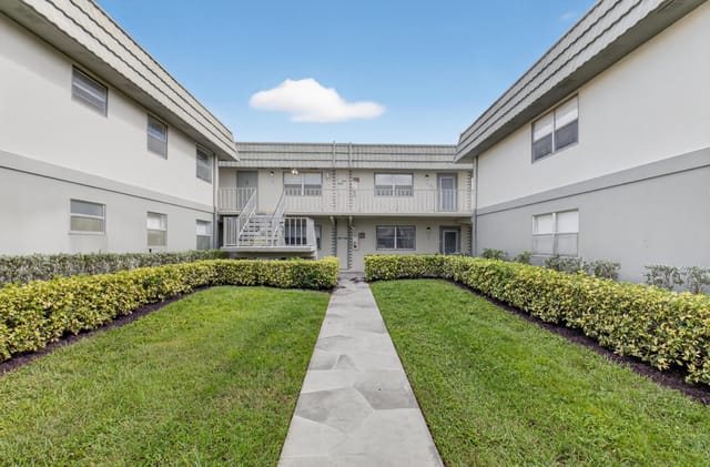 586 Monaco M M, Delray Beach, FL 33446