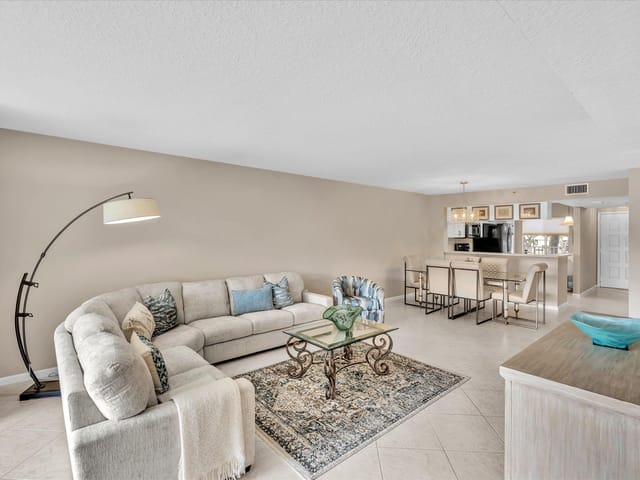 5842 Crystal Shores Drive 201, Boynton Beach, FL 33437