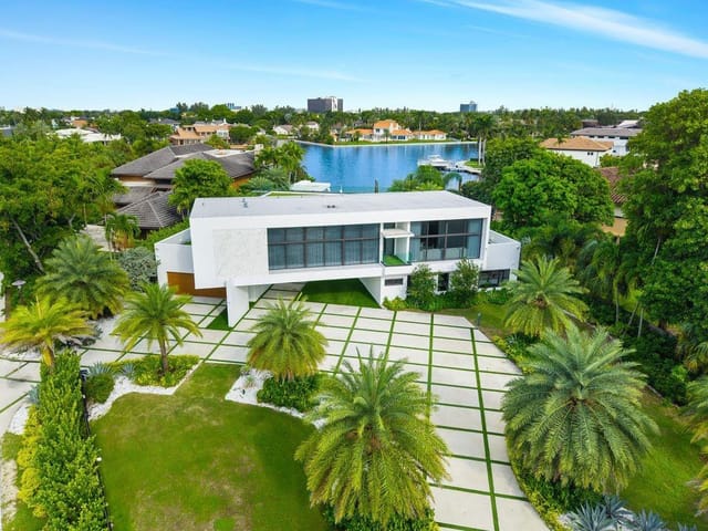 19 Gatehouse Road, Sea Ranch Lakes, FL 33308
