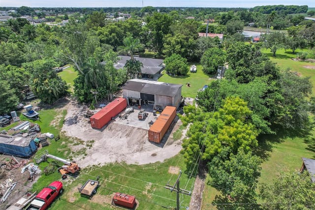 Single Family Residence in Belle Glade