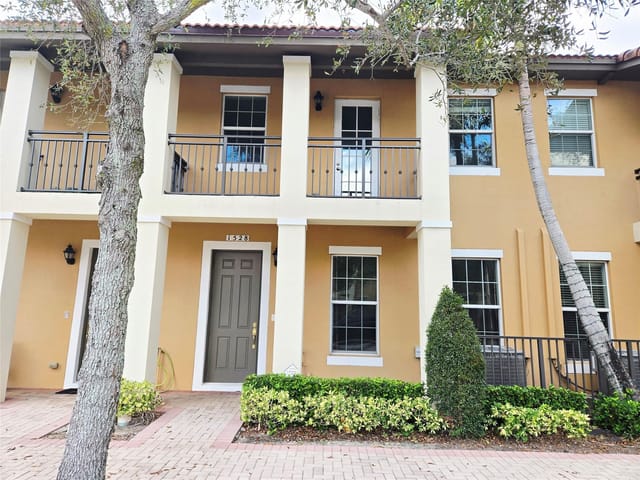1528 SW 147th Avenue 1527, Pembroke Pines, FL 33027