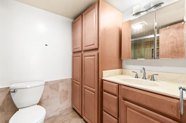 Bedroom.1.Bath.VanityAndStorage026-1020S
