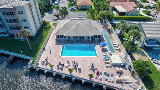 640 Snug Harbor Drive F6, Boynton Beach, FL 33435