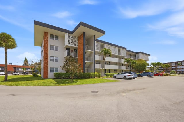 2991 NW 46th Avenue 303, Lauderdale Lakes, FL 33313