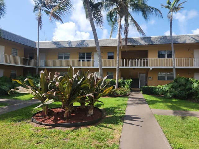 220 Croton Avenue 206, Lantana, FL 33462