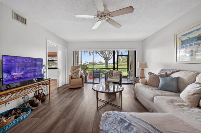 12_2898_SW_22nd_Cir-Living_room-0039