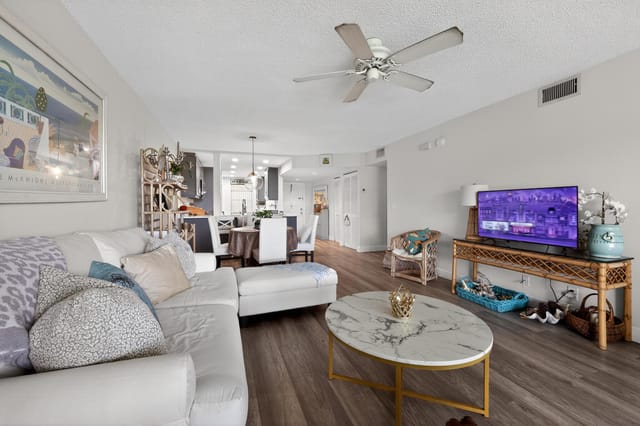 13_2898_SW_22nd_Cir-Living_room-0046