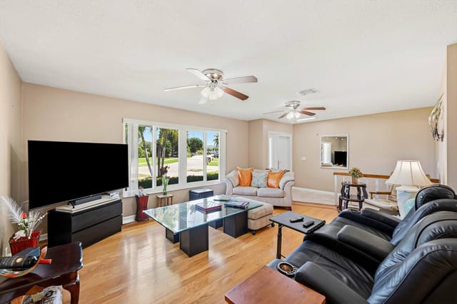 1401 SW 28th Terrace - Living Room