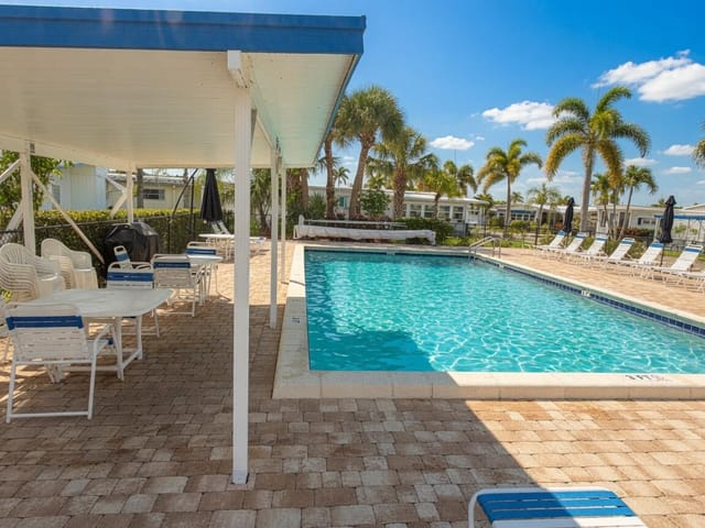 beautiful sunny pool 2