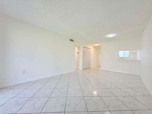 6106 FOREST HILL Boulevard 204, West Palm Beach, FL 33415
