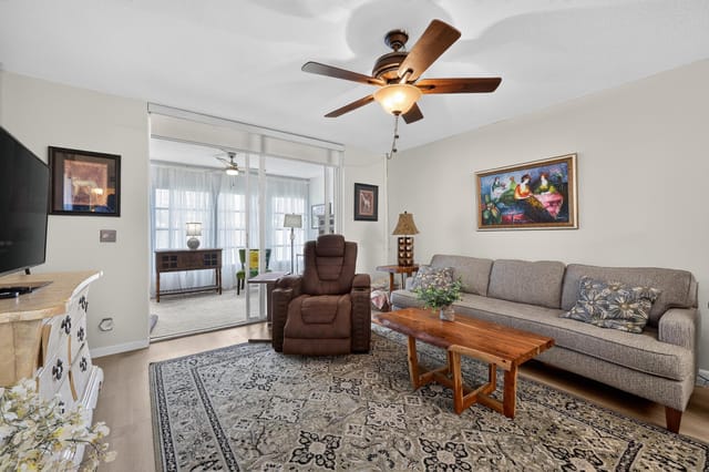 13_14527_Bonaire_Blvd-Living_room-0066