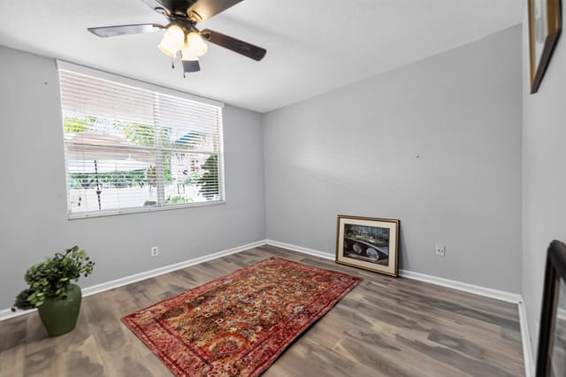 14_14527_Bonaire_Blvd-Living_room-0001