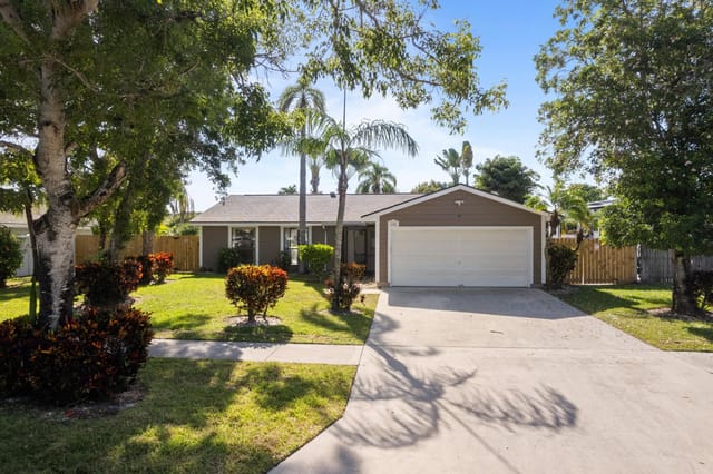 108 Cambridge Lane, Royal Palm Beach, FL 33411