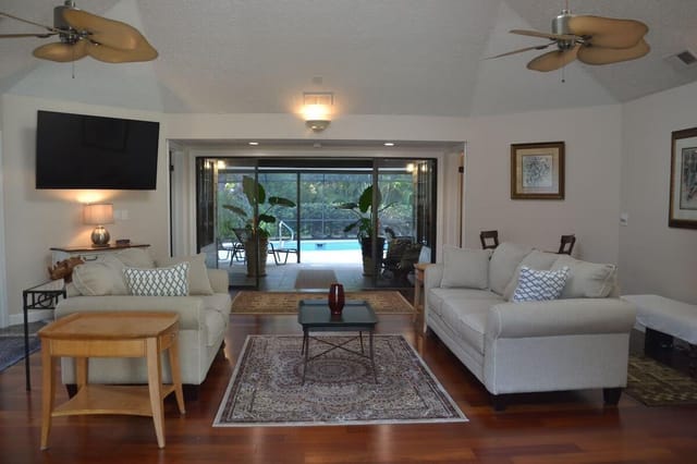 02_Living_Room_Pool_View