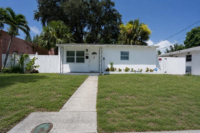 3219 WINDSOR Avenue, West Palm Beach, FL 33407