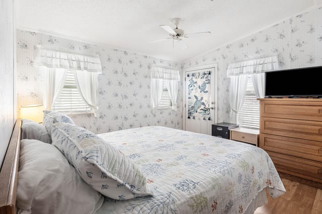 014-13HibiscusDrive-H-BrinyBreezes-FL-33