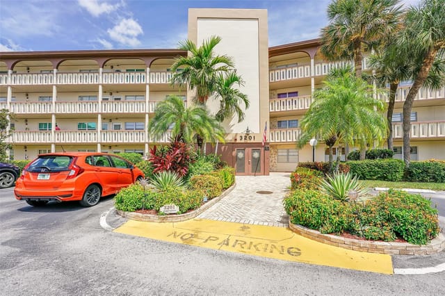 3201 PORTOFINO Point C2, Coconut Creek, FL 33066