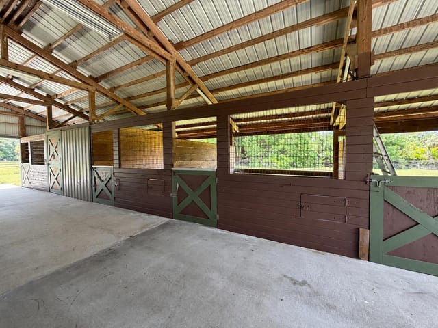 Barn West side