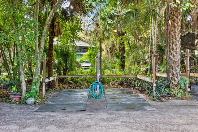 1711 Stallion Drive wash stalls 1