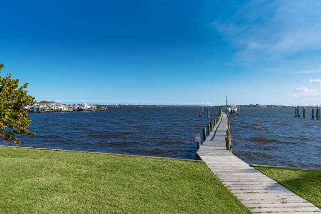 1712 NE Seahorse Place, Jensen Beach, FL 34957