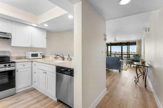 Kitchen/Entry to living room