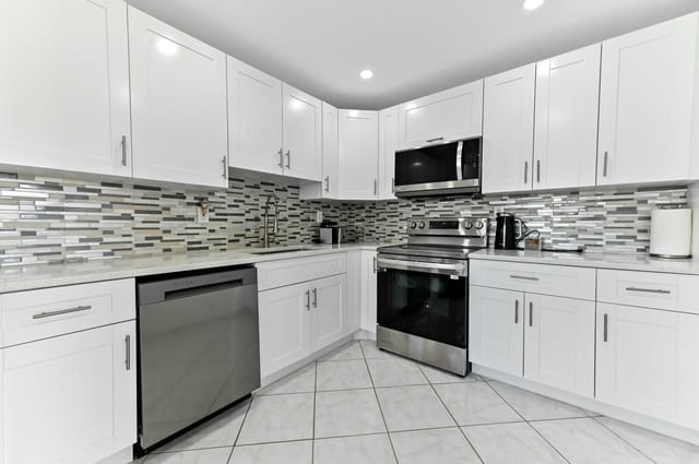 528 Burgundy K Avenue, Delray Beach, FL 33484