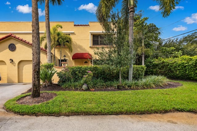 42 Uno Lago Drive, Juno Beach, FL 33408