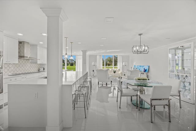 5390 WOODLAND LAKES Drive 105, Palm Beach Gardens, FL 33418