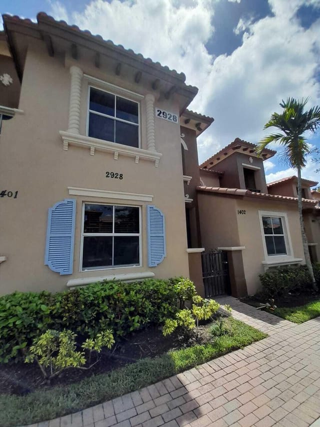 2928 Hidden Hills Road 1402, West Palm Beach, FL 33411