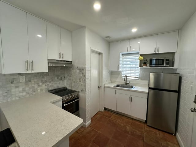 2703 NE 6TH Lane 2, Wilton Manors, FL 33334