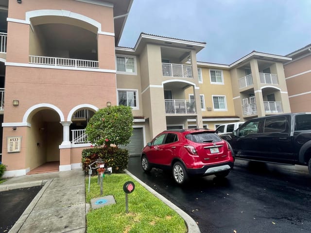 6533 EMERALD DUNES Drive 107, West Palm Beach, FL 33411