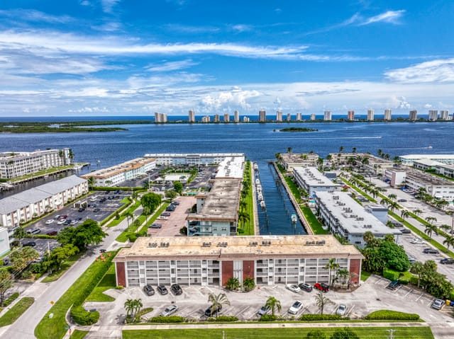 236 Castlewood Drive 205, North Palm Beach, FL 33408