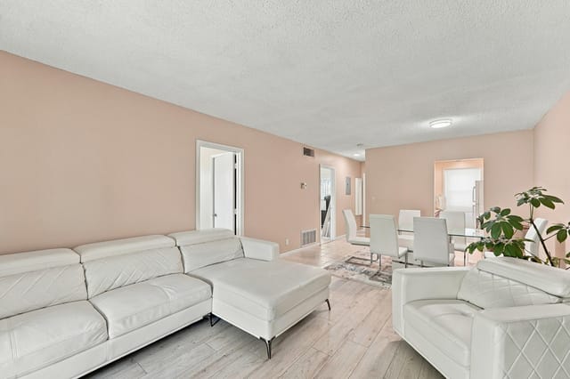 1117 Lake Ter 112 - Living
