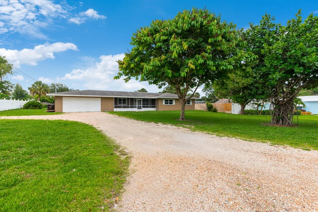 925 SE Osceola St, Stuart, FL 34994-2
