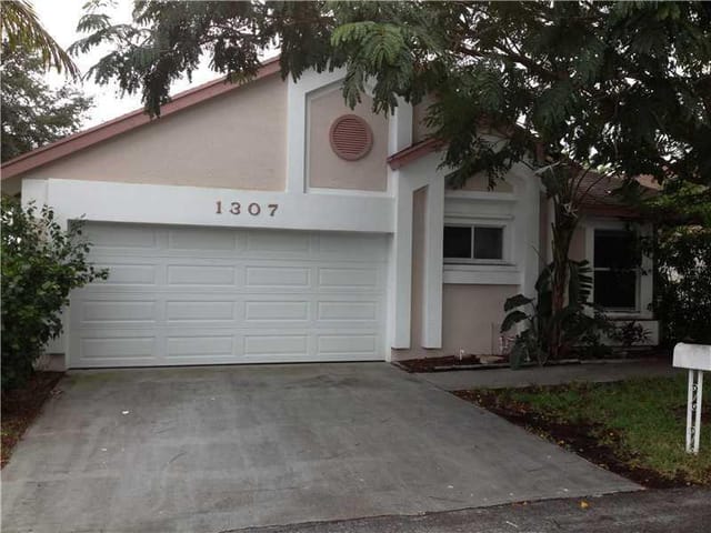 1307 E Glen Oak Road, North Lauderdale, FL 33068