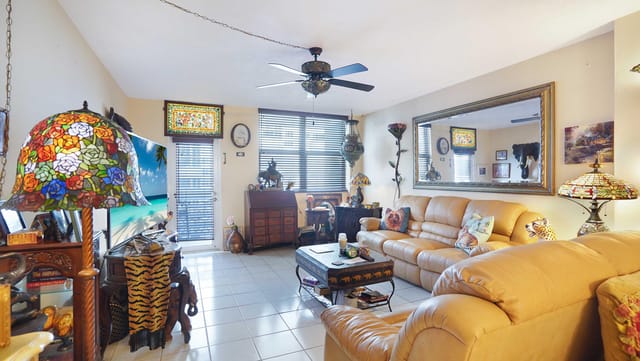 LIVINGROOM
