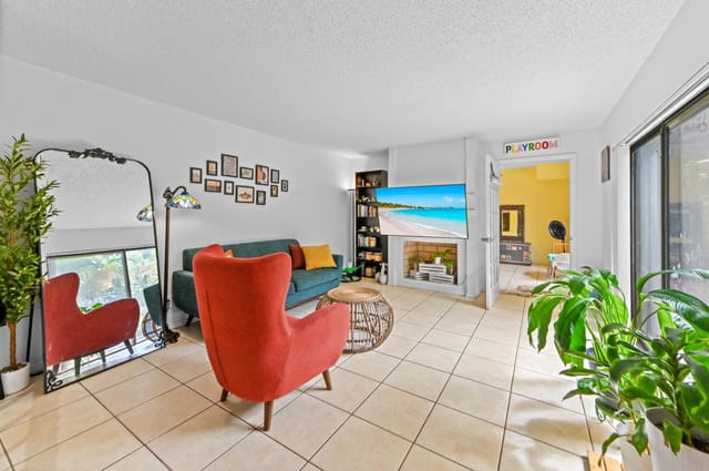 824 Springdale Circle, Palm Springs, FL 33461