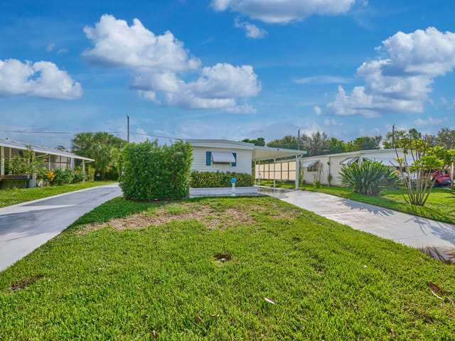 8421 SE SKYLARK Avenue, Hobe Sound, FL 33455