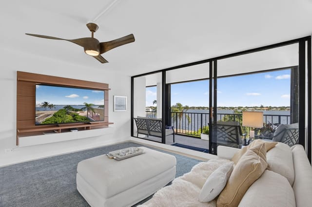 130 LAKESHORE 323, North Palm Beach, FL 33408