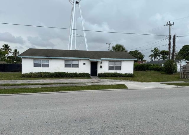 5713 Candlewood Street, Mangonia Park, FL 33407