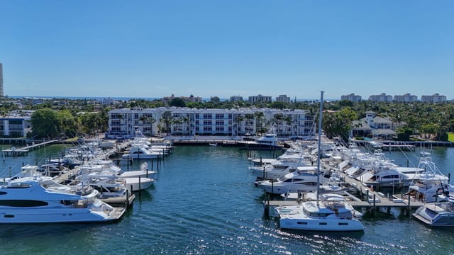184 Lake Drive 4102, Palm Beach Shores, FL 33404