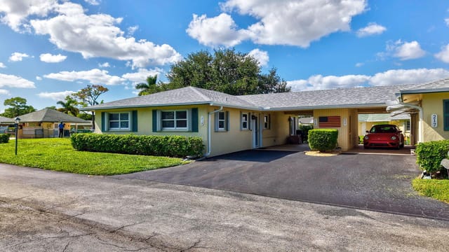 218 Cardinal Lane, Delray Beach, FL 33445