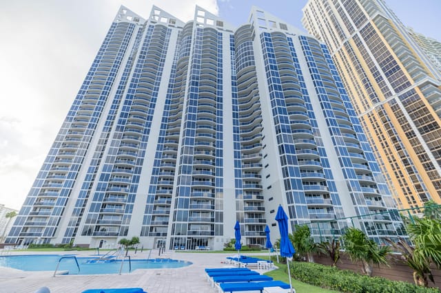 17555 COLLINS Avenue 2305, Sunny Isles Beach, FL 33160