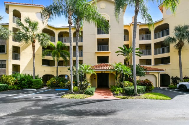 200 UNO LAGO Drive 403, Juno Beach, FL 33408