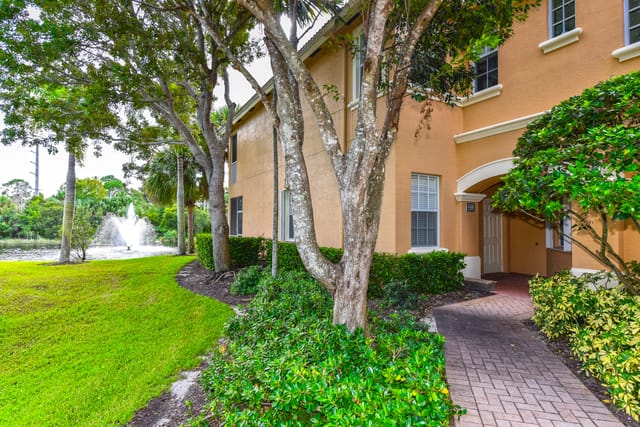 698 SW GLEN CREST Way, Stuart, FL 34997