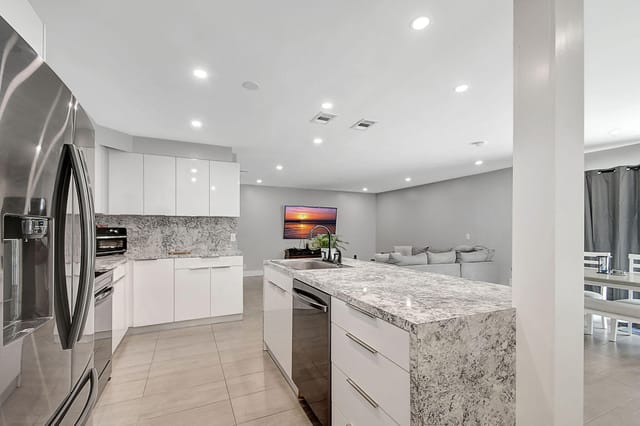 1343 W OCEAN Avenue, Lantana, FL 33462