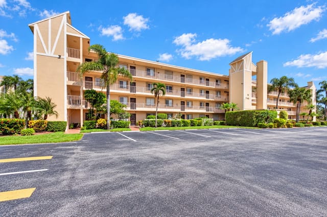 7145 HUNTINGTON Lane 408, Delray Beach, FL 33446