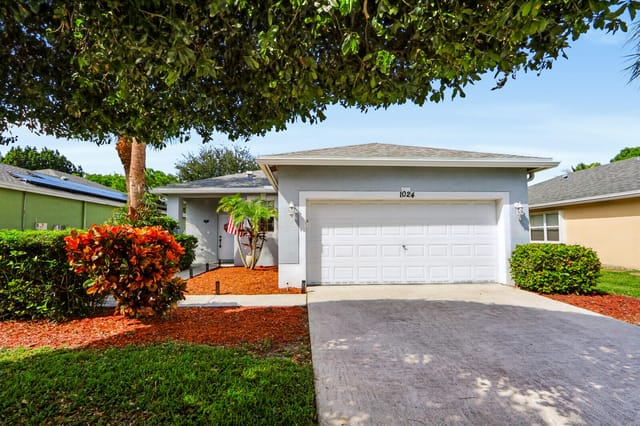 1024 PARK HILL Drive, Haverhill, FL 33417
