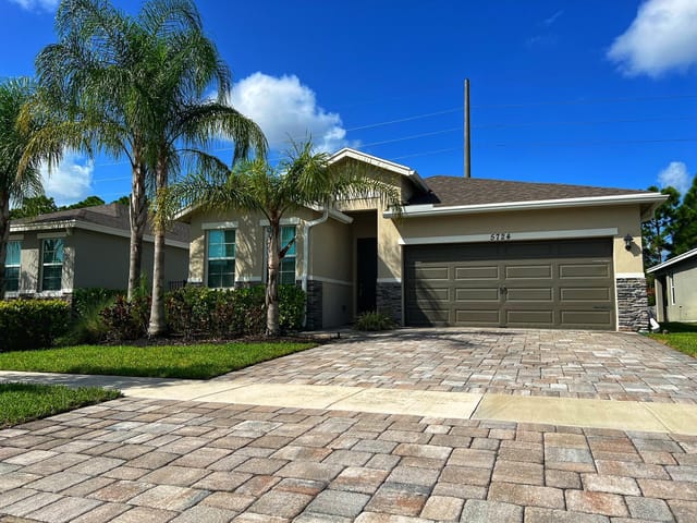 5724 SE Pinehurst Trail, Hobe Sound, FL 33455