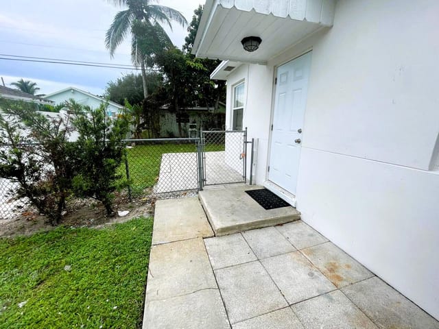 214 NE 11TH ST SIDE